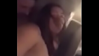 Vidéo Maison D'Une Milf Aux Gros Seins Qui Chevauche Son Amie